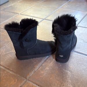 Girls UGG Black Kids Boots with Fur Lining